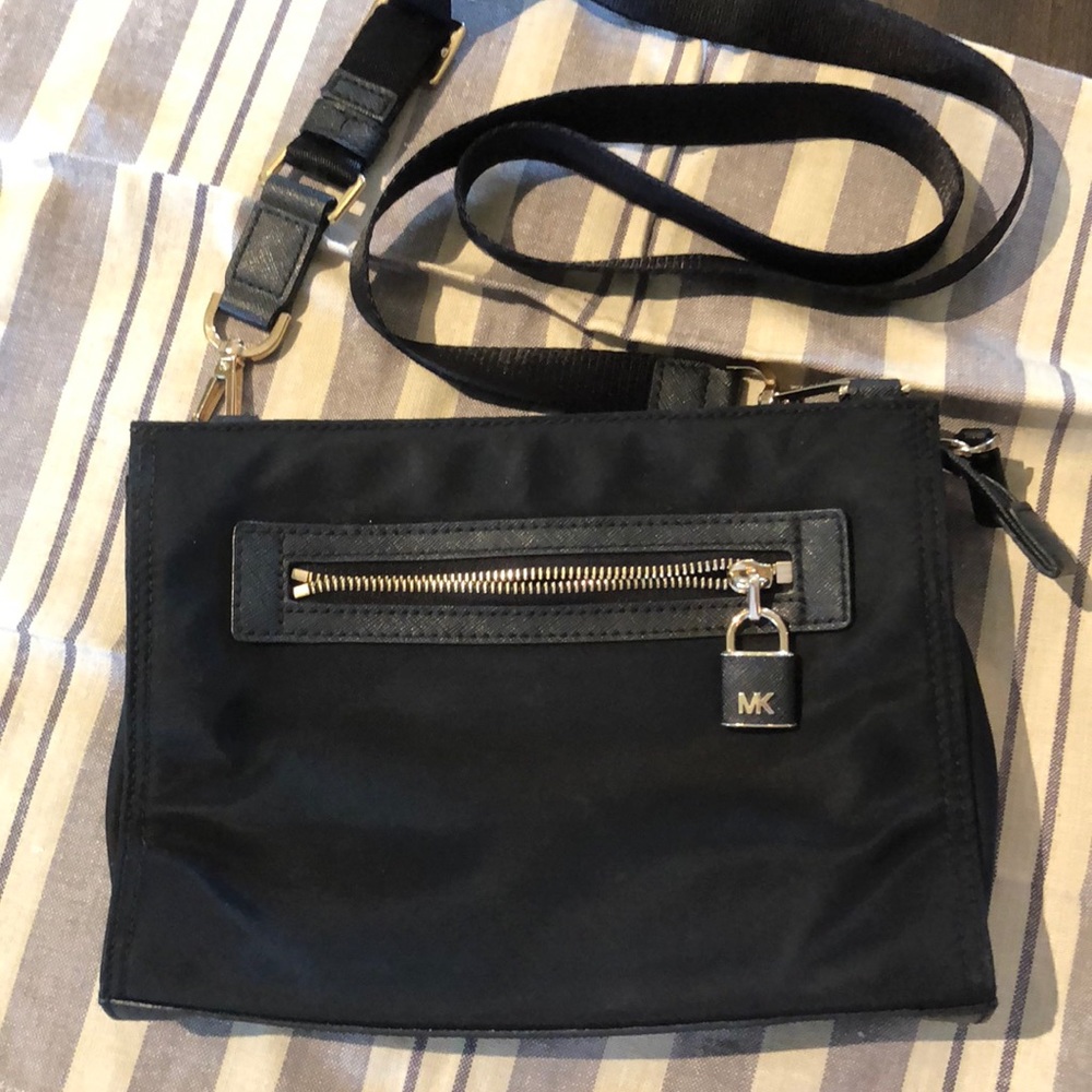 MICHEALKORS: Black/ gold cross body